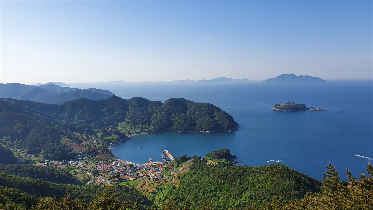 지리산에서 바라본 한려해상의 아름다운 풍광과 사량도 내지 마을 어촌 풍경