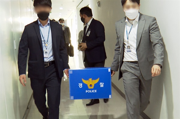 경찰이 더불어민주당 대선 후보였던 이재명 전 경기지사의 '성남FC 후원금 의혹' 수사를 위해 지난 2일 성남시청 5개 과를 압수수색했다. 사진은 압수품을 가지고 나오는 경찰. 