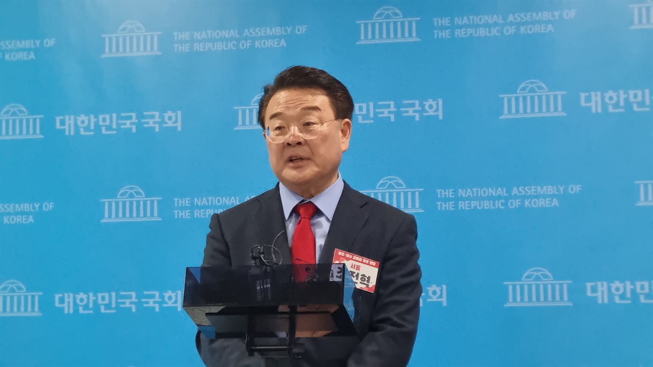 조전혁 서울시교육감 후보가 지난 17일 오후 2시 열린 기자회견 후 백브리핑을 하고 있다. 