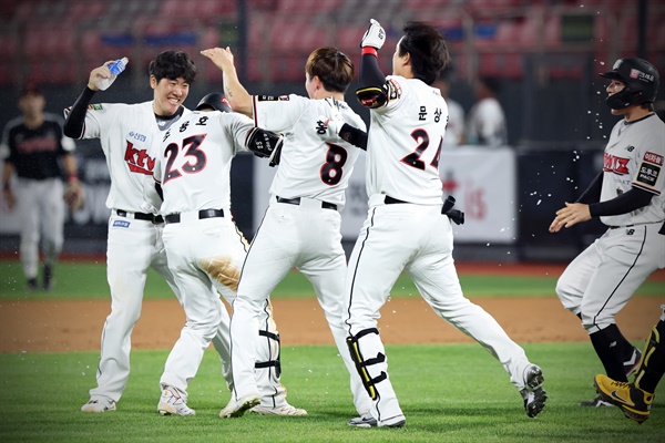 동료들의 축하받는 '끝내기 안타' kt 조용호 kt 조용호가 17일 수원 케이티 위즈파크에서 열린 프로야구 2022 신한은행 쏠 KBO리그 LG 트윈스와 홈 경기 9회말 끝내기 안타를 친 뒤 동료들의 축하를 받고 있다. (kt wiz 제공)