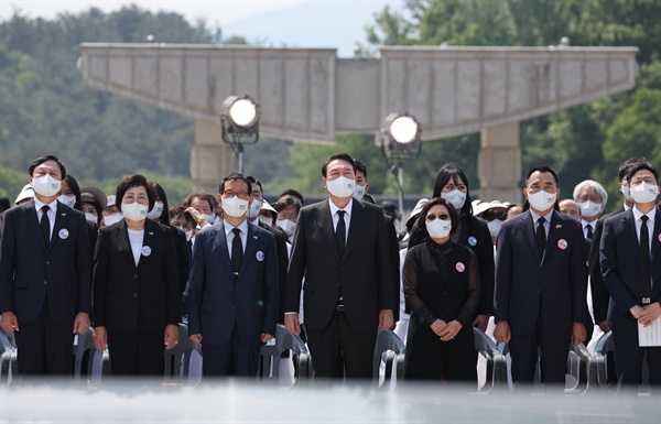 윤석열 대통령이 18일 오전 광주 북구 국립 5·18 민주묘지에서 열린 제42주년 5·18 광주민주화운동 기념식에서 애국가를 부르고 있다. 