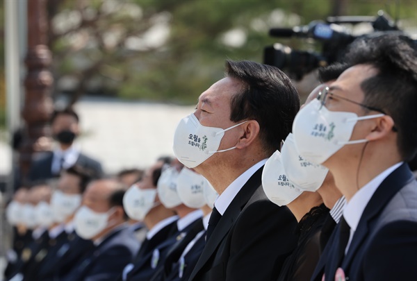 윤석열 대통령이 지난해 5월 18일 오전 광주 북구 국립 5·18 민주묘지에서 열린 제42주년 5·18 광주민주화운동 기념식에서 애국가를 부르고 있다. 