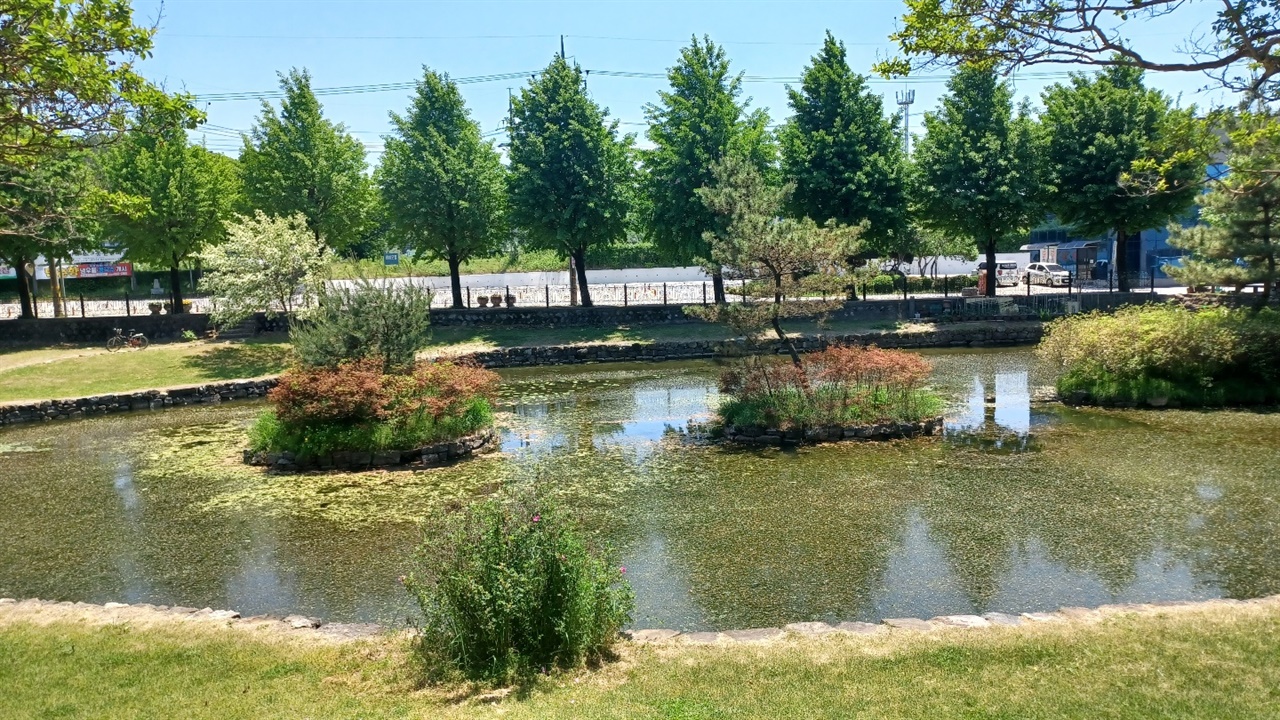 중국 방장산과 봉래산, 영주산 등 삼신산(三神山)을 상징한다.