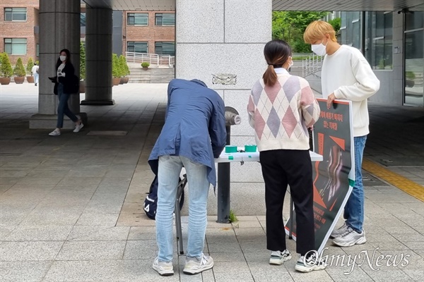 박경석 전장연 대표의 강연에 앞서 서울대학교 재학생들이 자발적으로 연대 서명을 받고 있다.