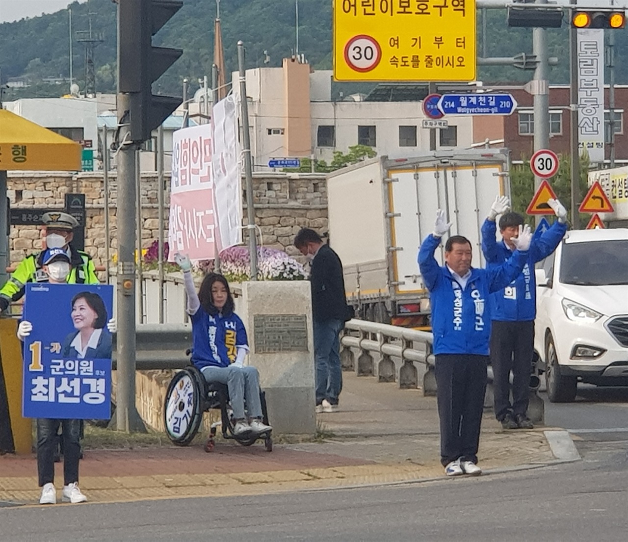 더불어민주당 오배근 군수후보가 이병희, 김기철 군의원 후보와 함께 거리인사를 하고 있다.
