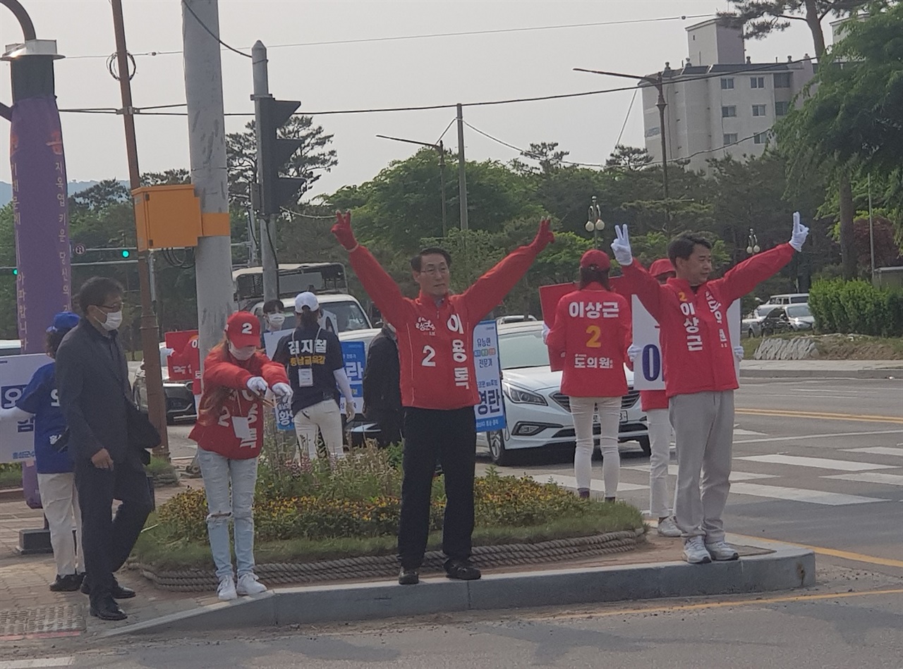  국민의힘 이용록 군수후보가 이상근 도의원 후보와 함께 거리인사를 하고 있다.