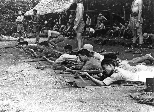 제2차 세계대전이 끝나가던 1945년 미국의 OSS는 대일전을 위해 베트민을 훈련시켰다.