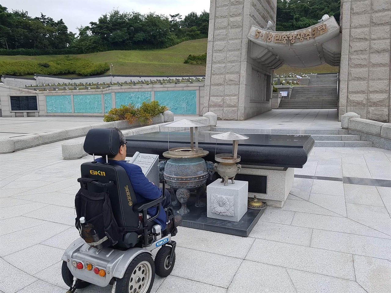 지난 2018년, 광주 망월동 국립 5·18 민주묘지에서 참배하고 있는 필자 