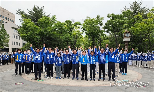 6.1지방선거 공식 선거운동 첫날, 더불어민주당 대전시당이 대전 서구 보라매공원 평화의소녀상 앞에서 '6.1지방선거 출정식'을 개최하고, 필승을 결의했다.