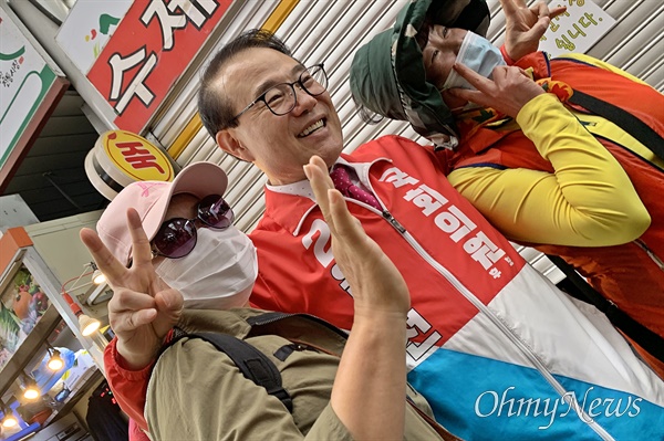인천 계양을 국회의원 보궐선거에 출마한 윤형선 국민의힘 후보가 선거운동 첫날인 19일 오후 계양산전통시장에서 지지자들을 만나고 있다.