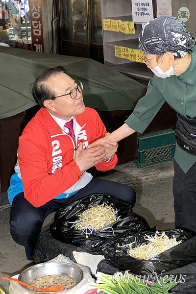 인천 계양을 국회의원 보궐선거에 출마한 윤형선 국민의힘 후보가 선거운동 첫날인 19일 오후 계양산전통시장에서 상인을 만나고 있다.