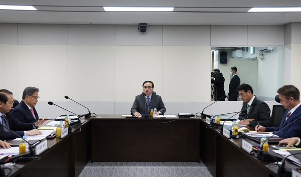  김성한 국가안보실장이 지난달 19일 오후 서울 용산 대통령실 청사에서 새 정부 출범 후 첫 국가안전보장회의(NSC) 상임위원회 회의를 주재하고 있다.