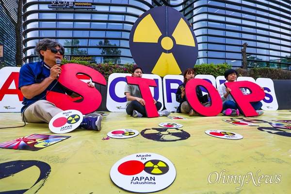 일본 원자력규제위원회가 후쿠시마 방사성 오염수 해양 방류 계획을 승인(지난 18일)한 가운데, 20일 오전 서울 종로구 일본대사관앞에서 환경보건시민센터, 환경운동연합 활동가들이 긴급기자회견을 열어 방류계획 승인을 규탄했다. 2022.5.18