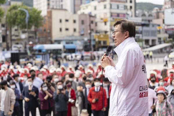 6.1지방선거 공식선거운동 첫날인 19일 국민의힘 박형준 부산시장 후보가 부산역에서 출정식을 열고 있다.