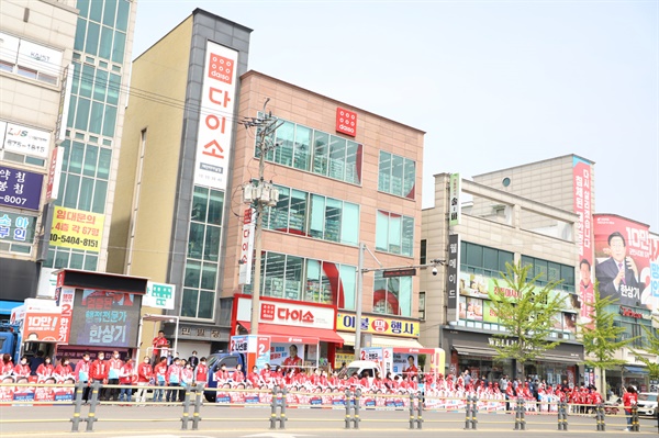 총출동한 국민의힘 태안군 선거 출마자들 본 선거운동 첫날이었던 19일 한상기 태안군수 후보 선거사무소 인근에서 열린 합동 출정식에는 국민의힘 소속으로 출마하는 후보자 전원이 참석해 필승을 다졌다.