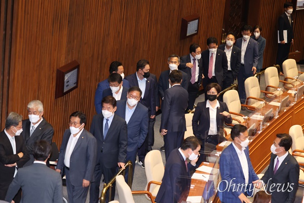  20일 오후 국회 본회의에서 여야 의원들이 한덕수 국무총리 후보자의 임명동의안에 투표하기 위해 줄을 서 있다.