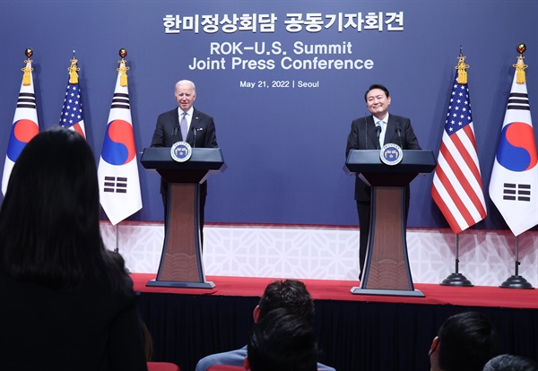 2022년 5월 21일 윤석열 대통령과 조 바이든 미국 대통령이 서울 용산 대통령실 청사 대강당에서 열린 한미정상 공동기자회견에서 질문받고 있다.