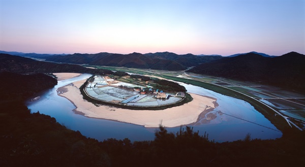 내성천의 상징 회룡포. 영주댐 공사 전의 내성천 회룡포의 모습이다. 2010년 5월 새벽 촬영 
