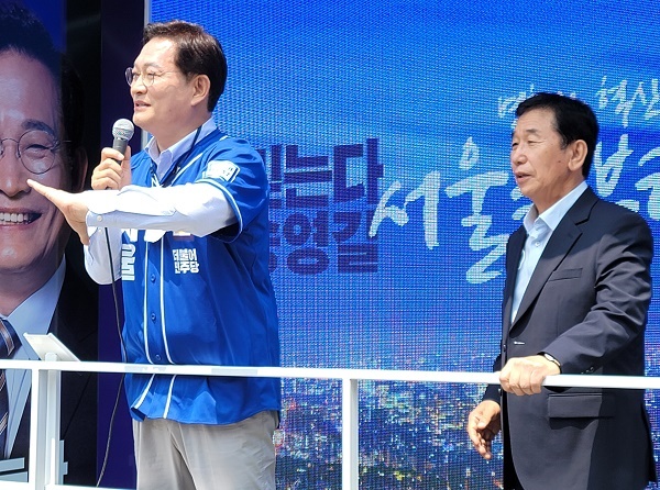 송영길 후보가 유세를 하고 있다, 옆은 이석행 전 민주노총 위원장이다.
