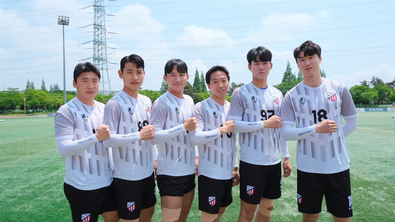  기부 프로젝트에 동참한 시흥 선수들 (좌측부터) 정다훈, 임정빈, 송민우, 오성진, 전효석, 이창훈 선수