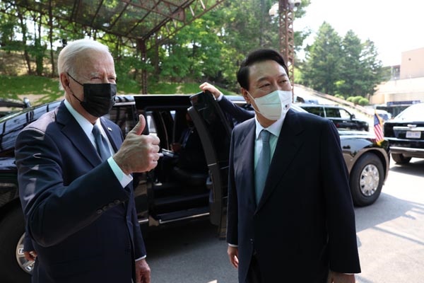 윤석열 대통령이 22일 오후 오산 미 공군기지에서 방한 일정을 마치고 일본으로 향하는 조 바이든 미국 대통령을 배웅하고 있다. 