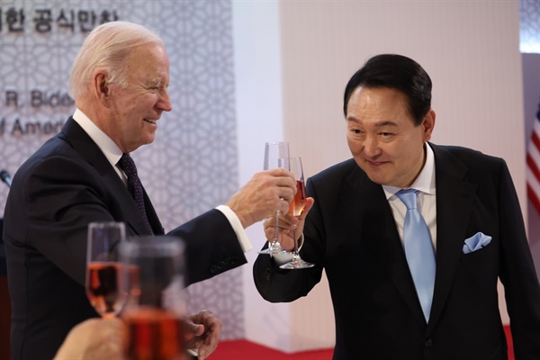 윤석열 대통령과 조 바이든 미국 대통령이 지난해 5월 21일 오후 서울 용산 국립중앙박물관에서 열린 환영 만찬에서 건배하고 있다.
