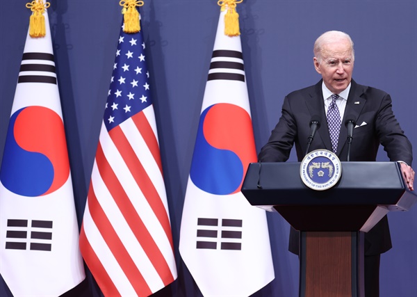 조 바이든 미국 대통령이 지난달 21일 서울 용산 대통령실 청사 대강당에서 열린 한미 정상 공동기자회견에서 회담 결과를 발표하고 있다.