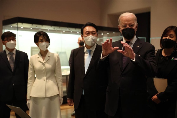 조 바이든 미국 대통령이 21일 오후 서울 용산구 국립중앙박물관에서 윤석열 대통령과 환영만찬 전 박물관 내부를 둘러보고 있다. 이자리에는 김건희 여사(왼쪽 두번째)도 함께했다. 