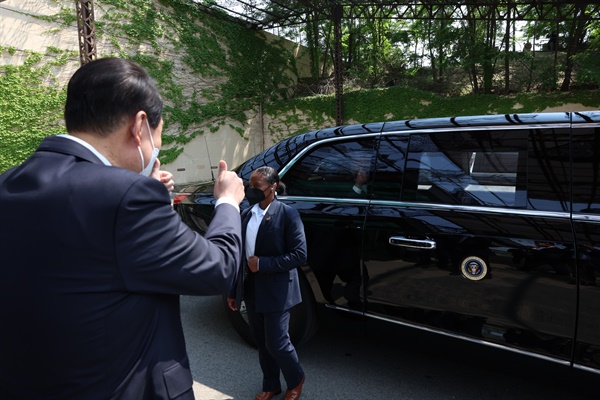 윤석열 대통령이 22일 오후 오산 미 공군기지에서 방한 일정을 마치고 일본으로 향하는 조 바이든 미국 대통령을 배웅하고 있다. 2022.5.22
