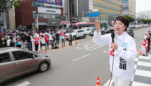 국민의힘 김은혜 경기도지사 후보가 22일 오후 경기 광주 이마트경기광주점 앞에서 열린 합동유세에서 유권자들의 지지를 호소하고 있다. 
