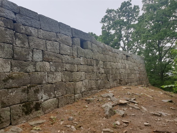 선수돈대 서쪽 성벽. 