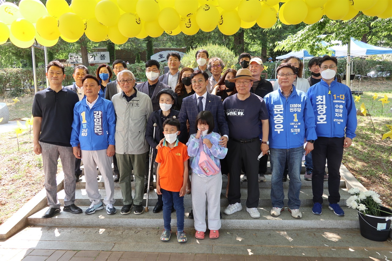 추도식 마친 참석자들이 기념촬영하고 있다.