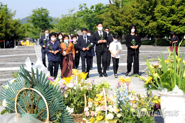 23일 아침, 고 노무현 대통령의 유족들이 참배하고 있다.