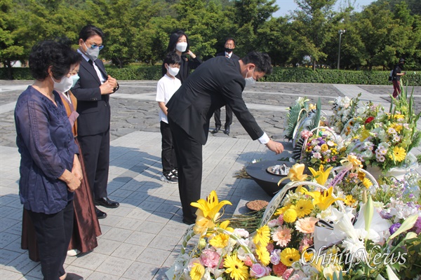 23일 아침, 고 노무현 대통령의 유족들이 참배하고 있다.