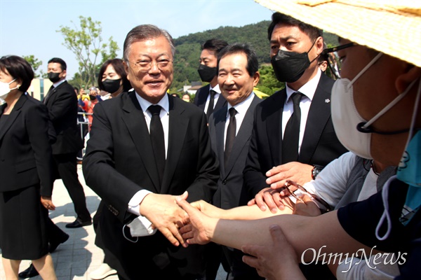 문재인 전 대통령이 23일 오전 김해 봉하마을을 방문해 '깨어있는시민 문화체험전시관' 관람.