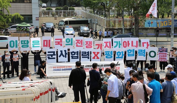 지난 5월 21일, 한미정상회담이 열린 용산 대통령 집무실 앞에서 한반도 평화를 촉구하는 시민사회단체의 캠페인 모습