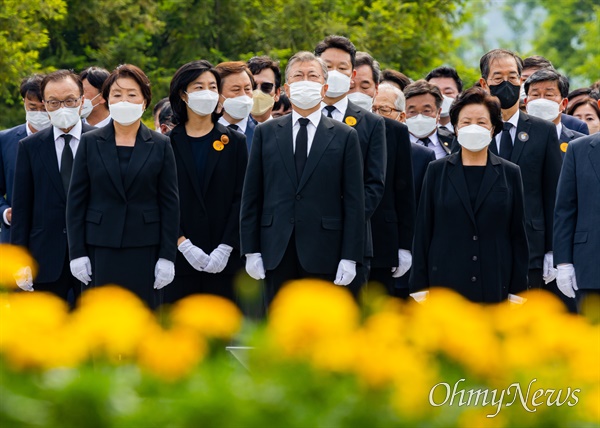  문재인 전 대통령 내외, 권양숙 여사, 정세균 노무현재단 이사장 등이 23일 오후 경남 김해시 봉하마을에서 고 노무현 대통령의 13주기 행사를 마치고 참배를 위해 묘소로 이동 하고 있다. 