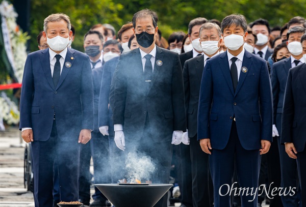  한덕수 국무총리(가운데), 이상민  행정안전부 장관(왼쪽), 이진복 대통령비서실 정무수석이 23일 오후 경남 김해시 봉하마을에서 고 노무현 대통령의 13주기를 맞아 분향하고 있다. 