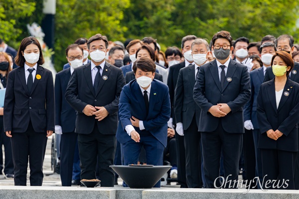  이준석 국민의힘 대표가(가운데) 23일 오후 경남 김해시 봉하마을에서 고 노무현 대통령의 13주기를 맞아 분향하고 있다. 왼쪽부터 더불어민주당 박지현, 윤호중 비상대책위원장, 국민의힘 이준석 대표, 권선동 원내대표, 이은미 정의당 원내대표. 