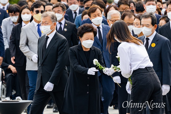  권양숙 여사가 23일 오후 경남 김해시 봉하마을에서 고 노무현 대통령의 13주기를 맞아 헌화를 위해 국화를 받고 있다. 