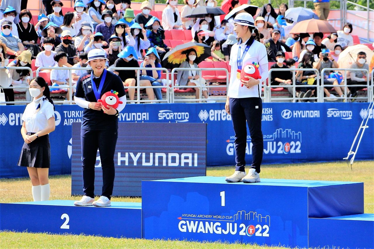 22일 열린 2022 광주 양궁월드컵 여자 리커브 개인전 시상식에서 이가현 선수(왼쪽)과 최미선 선수(오른쪽)가 시상대에 올라 기쁨을 나누고 있다.