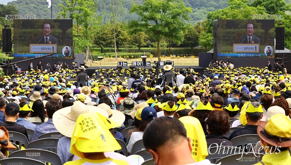  23일 오후 경남 김해 봉하마을에서 문재인 전 대통령, 정세균 노무현 재단 이사장, 한덕수 국무총리 등이 참석해 고 노무현 대통령 13주기 추도식 진행되고 있다.