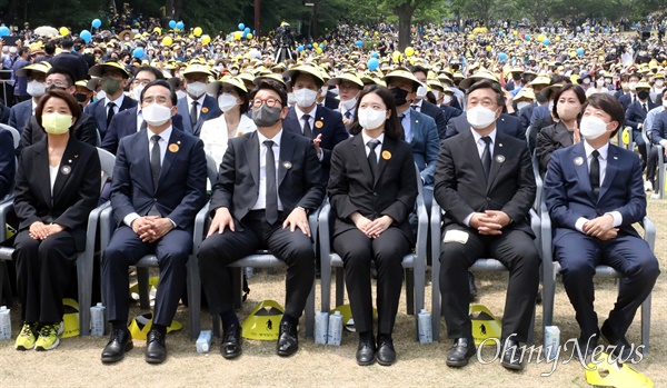  23일 오후 경남 김해시 봉하마을에서 열린 고 노무현 대통령의 13주기 추도식에 여야 당대표 등이 참석하고 있다. 오른쪽 부터 국민이힘 이준석 대표, 더불어민주당 윤호중, 박지현 비상대책위원장, 국민의힘 권선동 원내대표, 더불어민주당 박홍근 원내대표, 정의당 이은미 원내대표. 