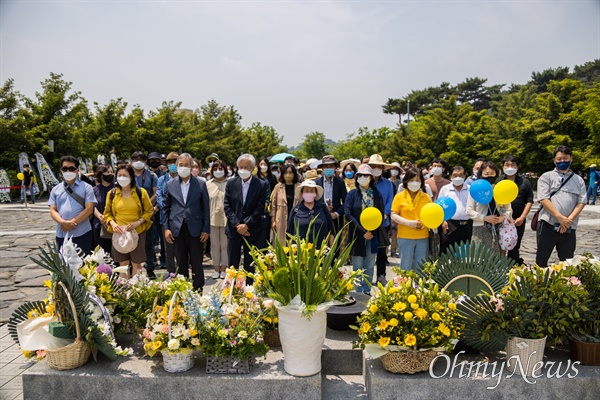  23일 오후 경남김해 봉하마을에서 고 노무현 전 대통령 13주기 추도식에 참석한 시민들이 행사에 앞서 참배를 하고 있다.
