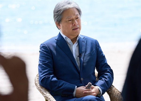 제75회 칸영화제 경쟁 부문에 진출한 영화 <헤어질 결심>의 박찬욱 감독이 한국 기자단과 티타임을 가졌다.