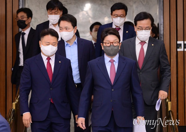 국민의힘 권성동 원내대표가 24일 오전 서울 여의도 국회에서 열린 원내대책회의에 참석하고 있다.