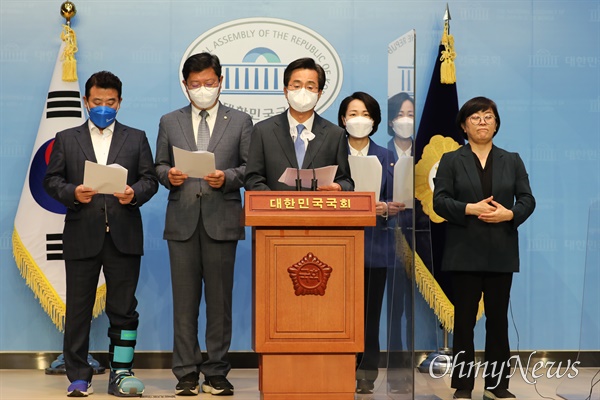  김동연 더불어민주당 경기도지사 후보가 24일 국회 소통관에서 특별기자회견을 열고 정견 및 정책 발표를 하고 있다.