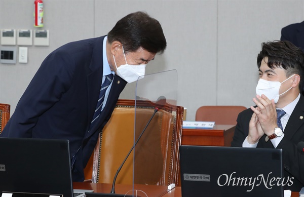 제21대 국회 후반기 국회의장 후보로 선출된 김진표 의원이 24일 오전 서울 여의도 국회에서 열린 화상 의원총회에서 인사하고 있다.