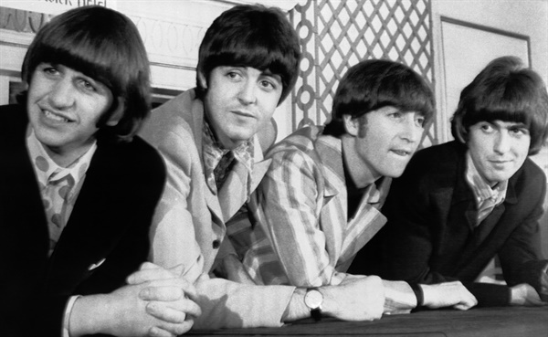  1966년 8월 23일 뉴욕 프레스 콘퍼런스에 참석한 비틀스 멤버들.
