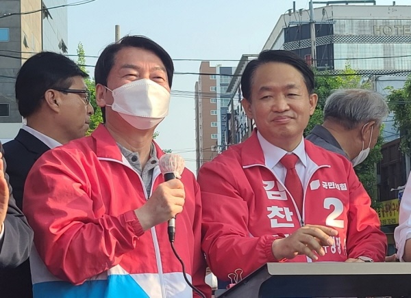 "김찬진과 안철수"  김찬진 인천시 동구청장 후보는 자신이 국민의힘이 보증하고 선택한 후보임을 강조하며 보수 지지층 결집을 호소했다. 사진은 지난 22일, 김찬진 후보(오른쪽)와 안철수 전 위원장(왼쪽)이 함께 선거 유세를 하는 모습.